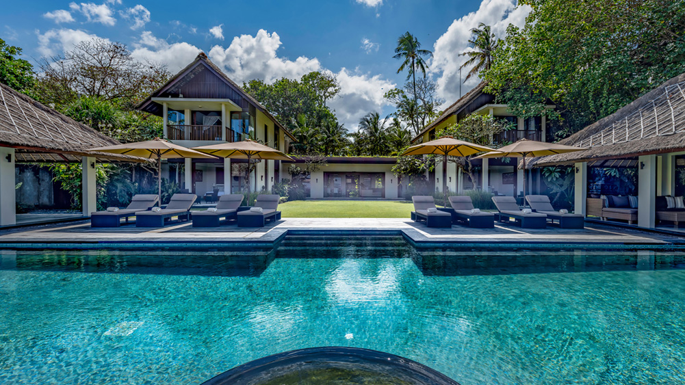 Seseh Beach Villa I - Villa facade and pool
